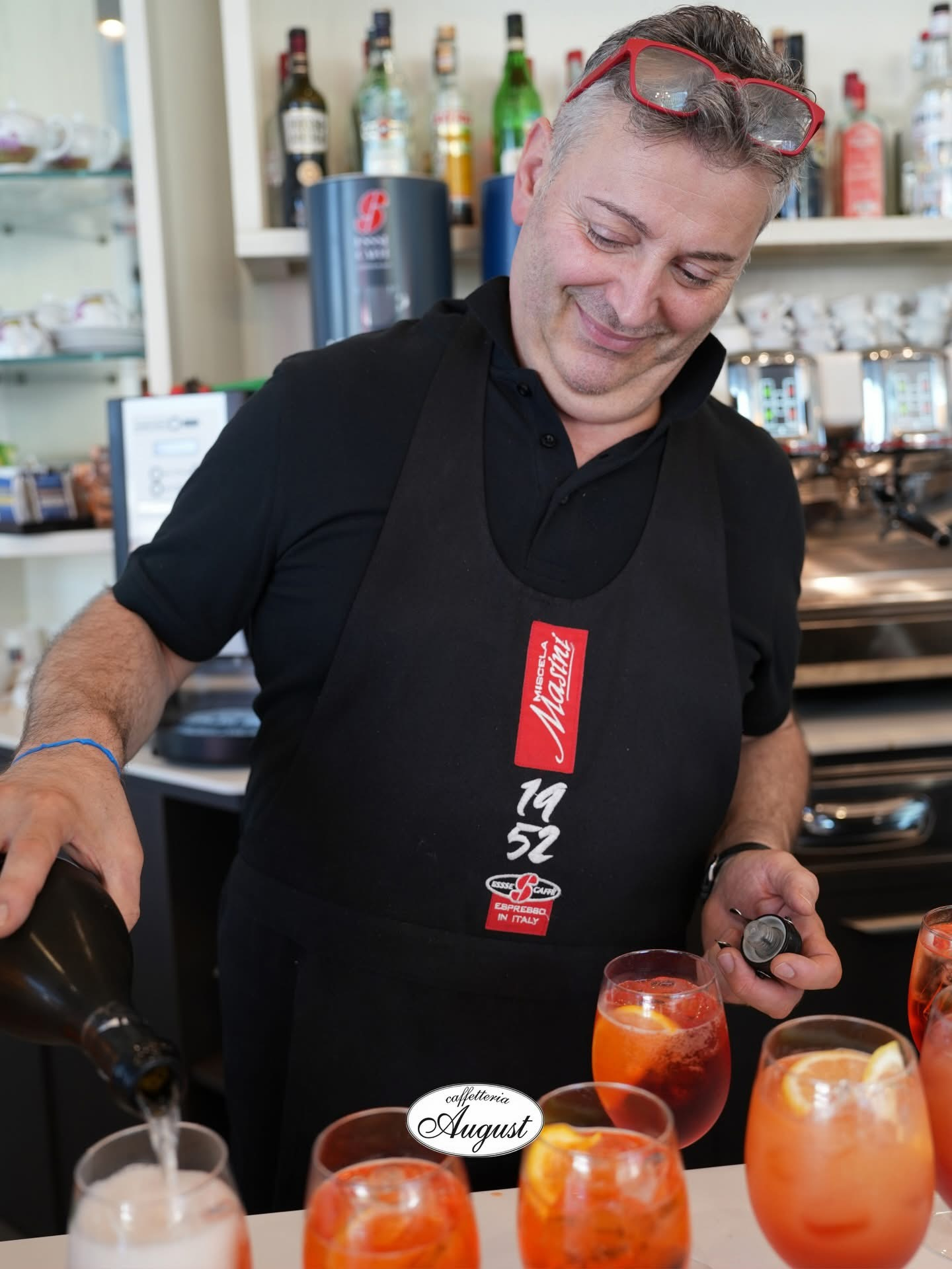 Caffetteria August - Pausa caffè con dolci al tavolo