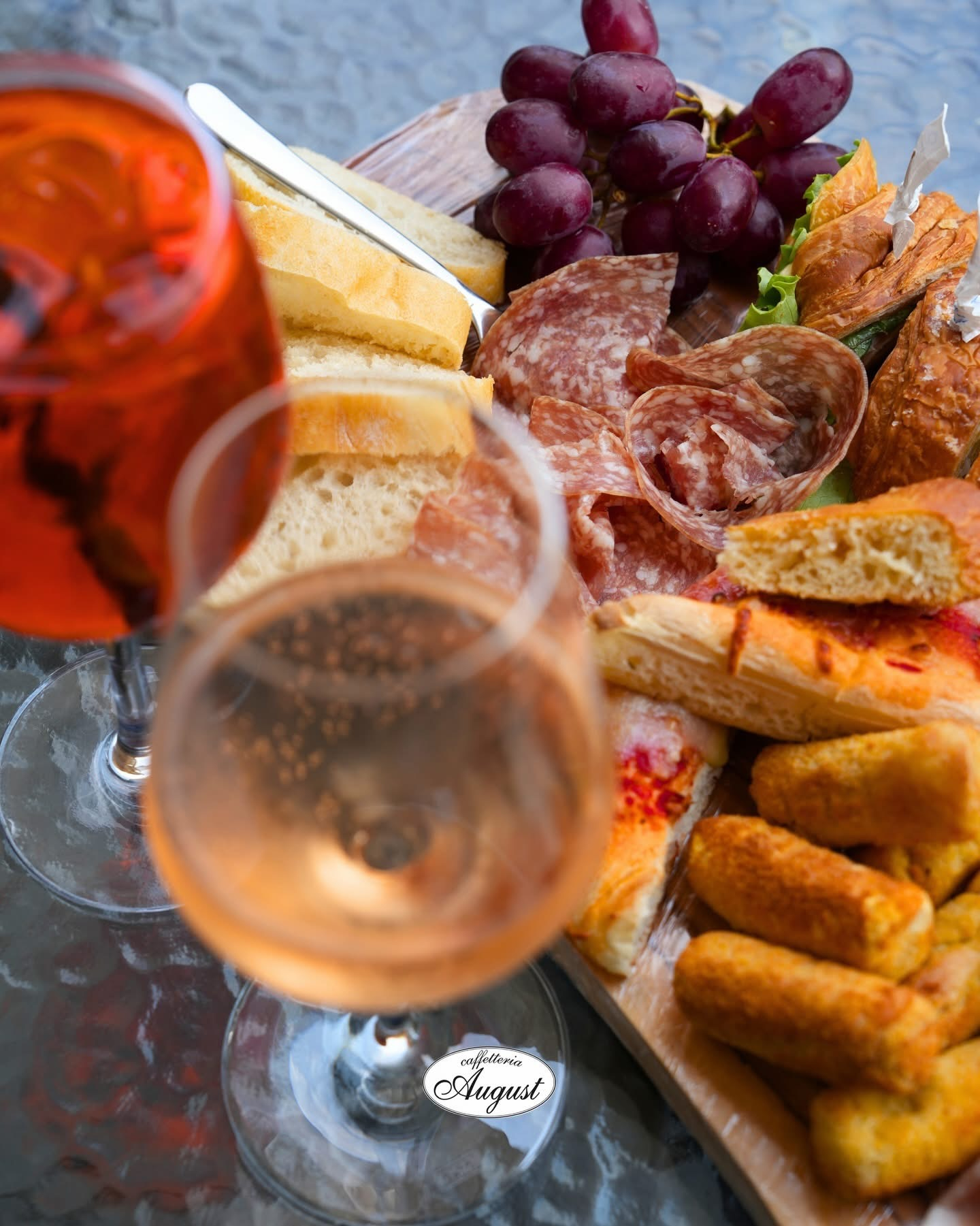 Tagliere di appetizer con spritz