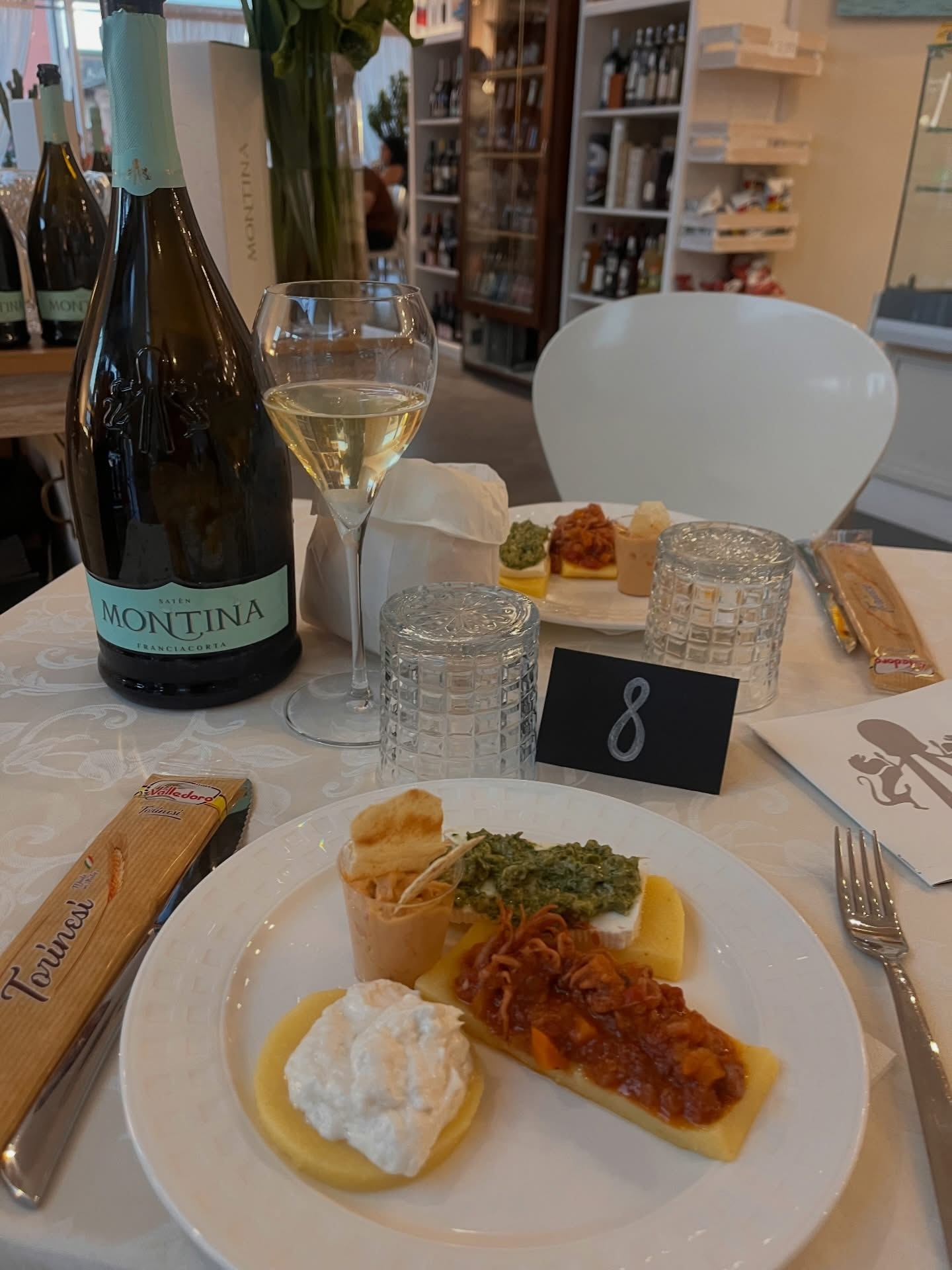 Tavola con polenta e Franciacorta