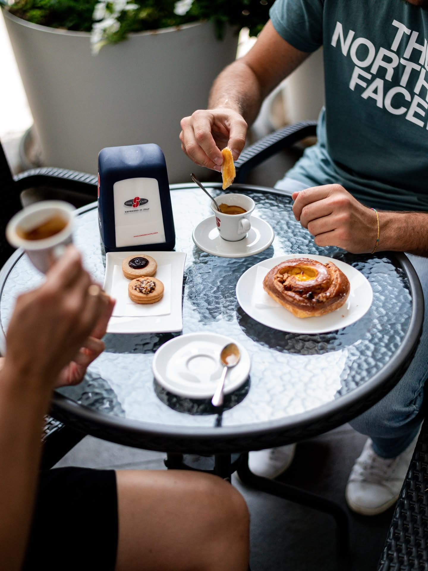 Caffetteria August - Il barista prepara uno spritz al bancone
